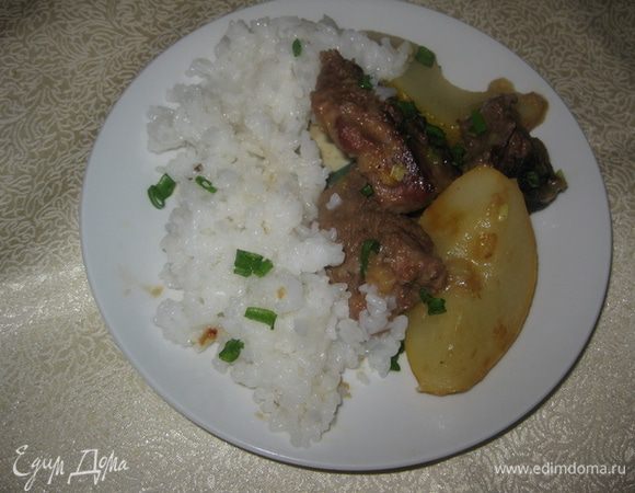 Свежий зеленый лук или другую зелень вымыть, обсушить и нарубить. Готовое блюдо посыпать рубленой зеленью. На гпрнир можно предложить отварной рис.