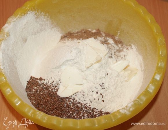 Отвесить и просеять муку, добавить соль, льняное семя, льняную муку, масло.