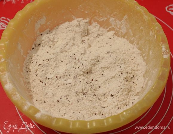 Хорошо размять пальцами масло, равномерно перемешать смесь.