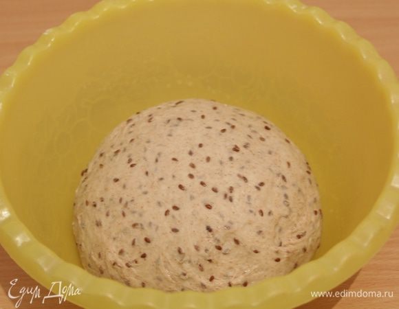 И вымешать мягкое тесто. Оставить на 10 минут отдохнуть. Через 10 минут  тесто помесить 10 секунд. Затем оставить опять отдохнуть тесто и повторить процесс вымешивания еще 2 раза через каждые 10 минут. 