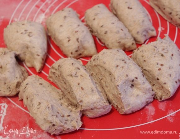 Разделить тесто на 10-12 частей.