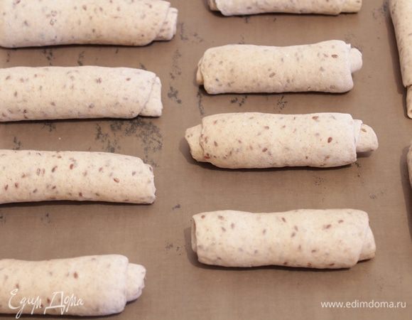 Свернуть плотным рулетиком.