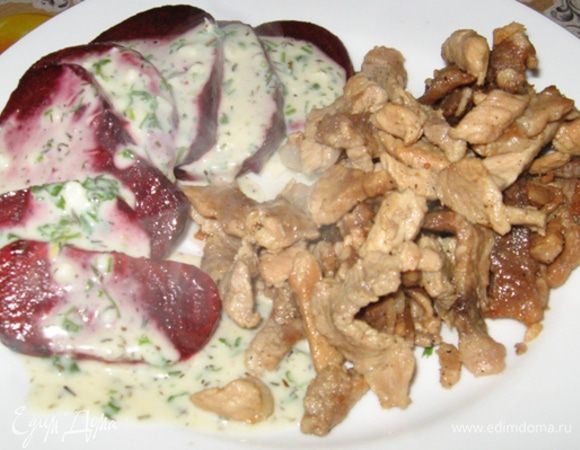 Подавайте, выложив свеклу "лесенкой" и полив горячим соусом. Такой гарнир у меня отлично пошел к постной жареной свинине. Если мой набор трав вам не по вкусу - положите свои любимые, тут полет фантазии не ограничен.