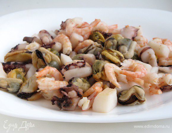 Морепродукты (мидии, креветки, щупальца осьминога, кальмары) отварить в подсоленой воде в течении 5 минут.  Отбросить на дуршлаг. 