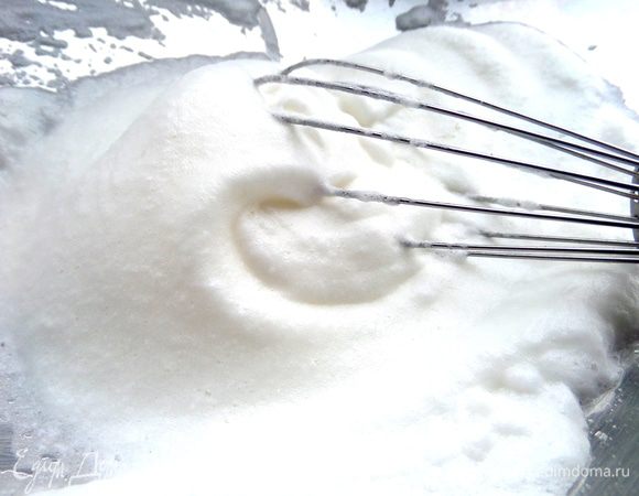 Белки с половиной сахара взбиваем в крутую пену.