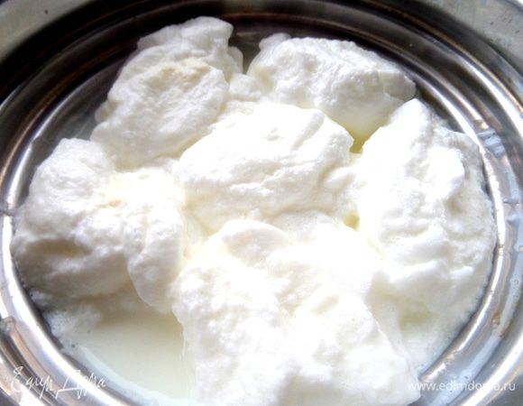 1,5 стакана молока доводим до кипения,переключаем на маленький огонь и аккуратно большой ложкой опускаем взбитые белки-снежки в молоко.