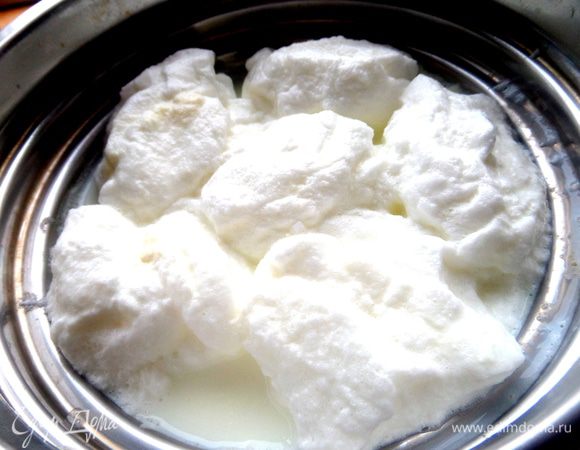 Через 30 секунд той же ложкой переворачиваем снежки и держим в молоке ещё 30 секунд.