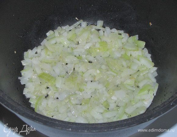 В сотейнике или кастрюле с толстым дном разогреть оливковое масло и обжарить лук до мягкости.