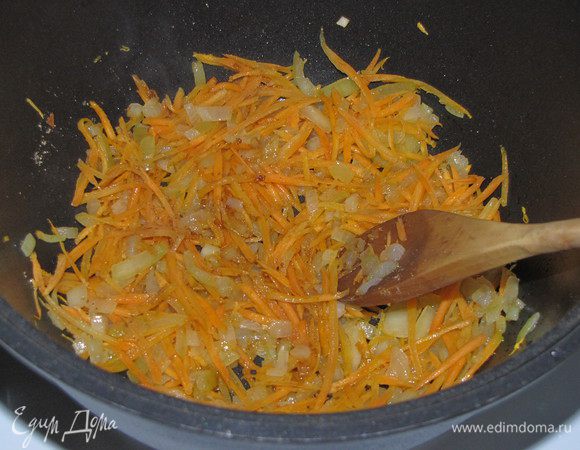 Добавить натертую на корейской терке морковь  и жарить еще пару минут помешивая. Морковь не должна быть слишком мягкой. Добавить имбирь.