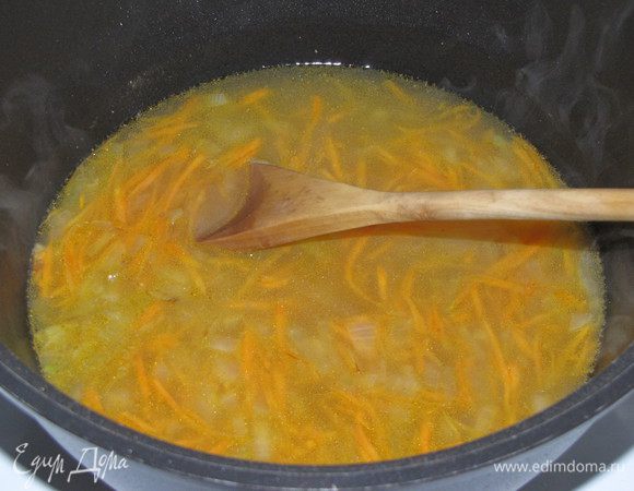 Влить куриный или мясной бульон. Если вы его готовили заранее, то предварительно разогреть.