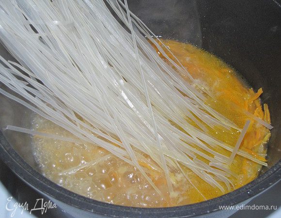 Когда бульон закипит, опустить фунчозу.