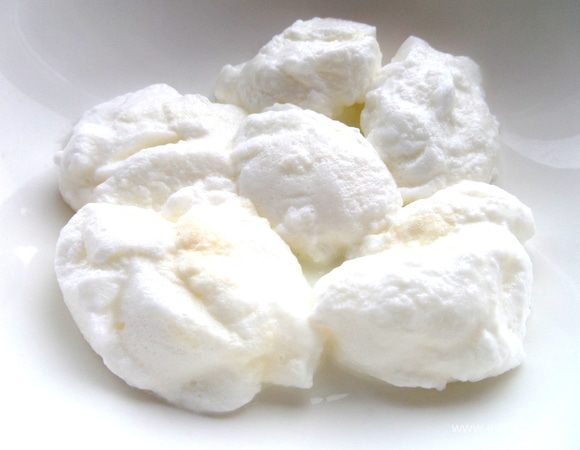 Вынимаем снежки шумовкой на глубокую тарелку. С ними ничего не произойдёт,они не осядут и не склеятся,останутся такими же пышными до подачи)))