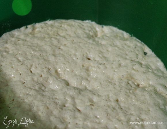 Делаем сначала опару. Для этого в миску наливаем полстакана теплого молока, дрожжи, 1 ст.л. сахара и 1 ст.л. муки. Хорошо перемешать до растворения дрожжей, накрыть полотенцем и оставить на 20 минут. Вот такая пышная масса должна получиться.