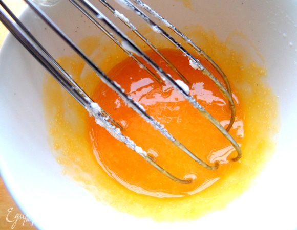 Желтки отдельно немного взбить с остальным сахаром и ванилью.