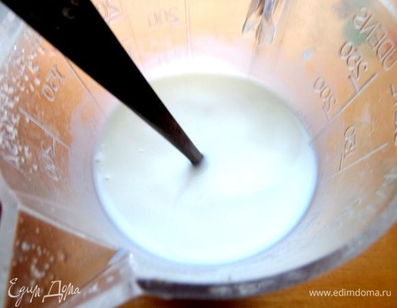 В оставшемся молоке (0.5 стакана) разводим крахмал.