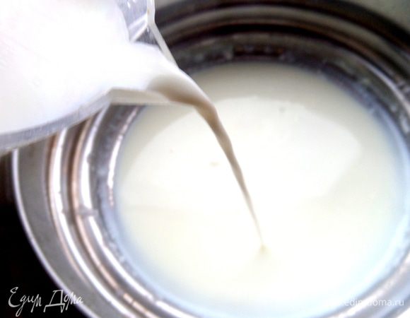И сразу тонкой струйкой вливаем в горячее молоко на плите.
