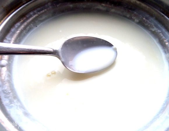 Тщательно растираем все комочки и ждём пузырьки.