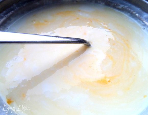 Вот теперь снимаем с огня и вливаем, помешивая, желтковую массу.