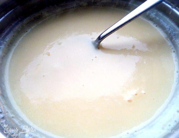 Снова ставим на маленький огонь и проварим немного до приятного кремового цвета. Хоть шагов и много, но на самом деле это знакомое нам приготовление киселя или пудинга или заварного крема))) Без фотографирования получается очень быстро!!!