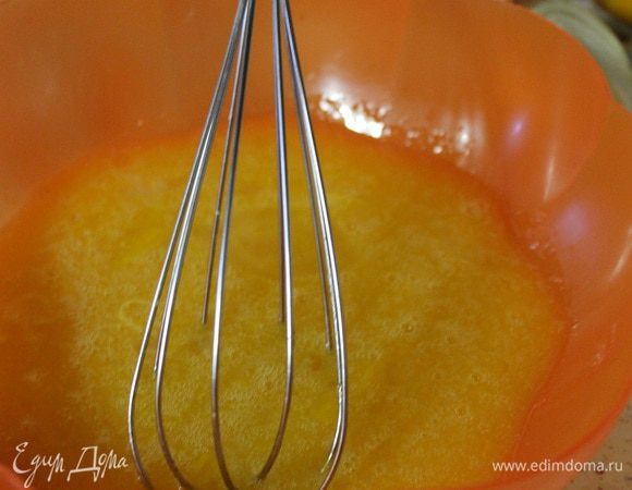 Растопить в микроволновке масло и маргарин, и добавить оливковое масло. Яйца слегка взбить с сахаром, венчиком.