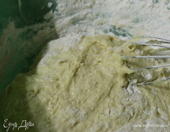 Теперь к нашей опаре добавляем оставшееся молоко, сахар, ванильный сахар и соль. Хорошо размешиваем. Потом добавляем яичную смесь, опять хорошо размешиваем. Постепенно всыпаем просеянную муку и вымешиваем венчиком.