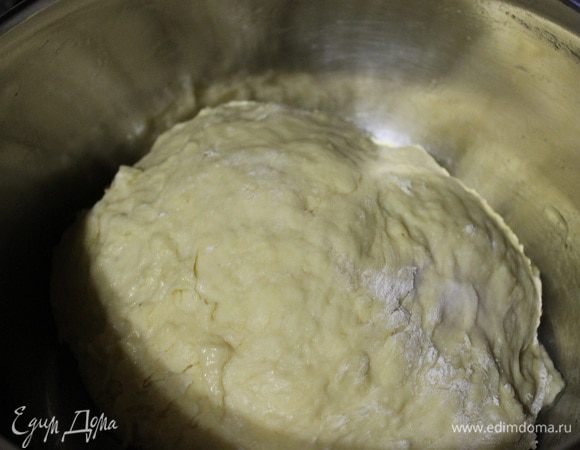 Берем кастрюлю побольше, у меня на 5 л. Хорошо смазываем ее внутри растительным маслом, кладем наше тесто, закрываем крышкой, укутываем одеялом и оставляем на 1,5-2 часа, пока тесто не увеличится втрое.
