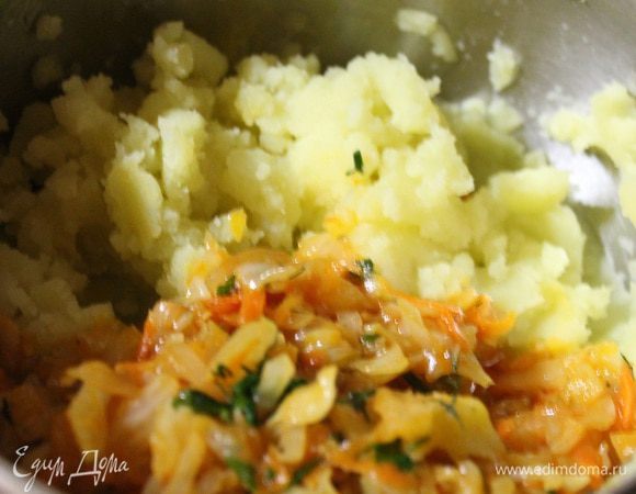 Картофель отварить и размять в пюре. Капусту нашинковать, добавить мелко порезанный лук, потертую на крупной терке морковь, обжарить до золотистого цвета. Томатную пасту развести в воде, добавить к капусте и потушить 7-10 минут, в конце добавить мелко порезанную зелень. Затем добавить капусту к пюре и хорошо перемешать. Это вторая начинка.