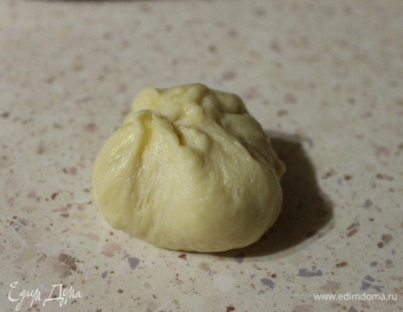 Тесто не обминать, а отрывать по небольшому колобку. Расплющиваем колобок в лепешку, кладем начинку и формируем мешочек, хорошо защипляя края.