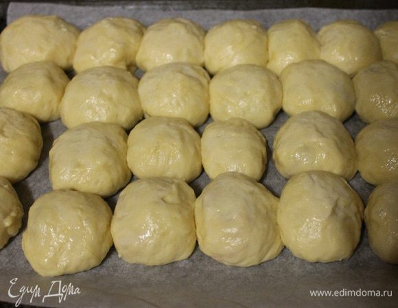 Противень застелить пергаментом, и слегка смазать растительным маслом. Выкладываем наши мешочки швом вниз, плотно друг к другу. Оставляем на расстойку на 10 минут, верх смазываем молоком и отправляем в духовку на 30-35 минут, при температуре 180 градусов, до красивого зарумянивания.