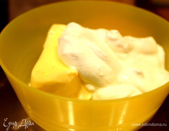 Приготовим все ингредиенты.
Взбиваем сливочное масло (комнатной температуры) вместе со сметаной и сахаром (50 грамм).