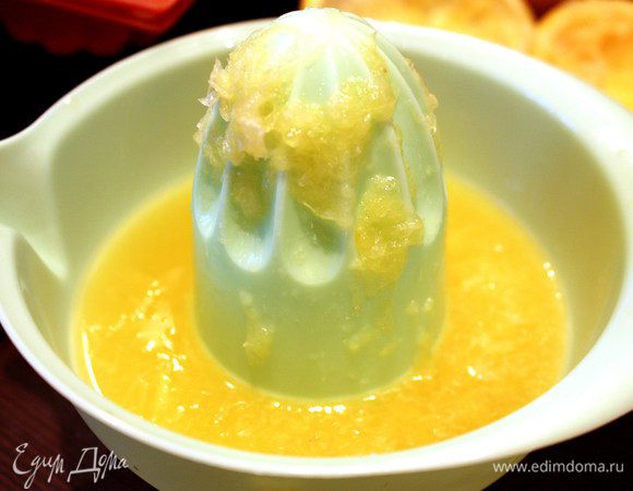 Процеживаем сок одного апельсина. Оставляем и сок и жмых.