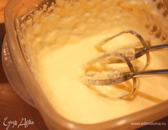 Затем добавляем сок апельсина во взбитую масляную жидкость.