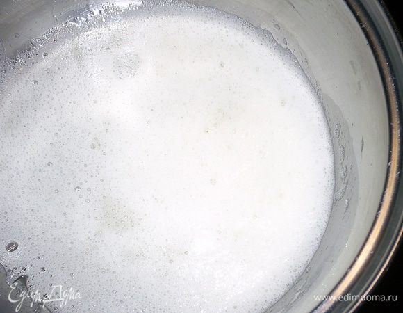 Охлажденные белки взбиваем до появления белой пены.