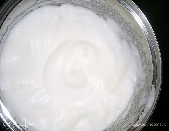 Добавляем холодную воду (из холодильника) и продолжаем взбивать до твердых пиков.