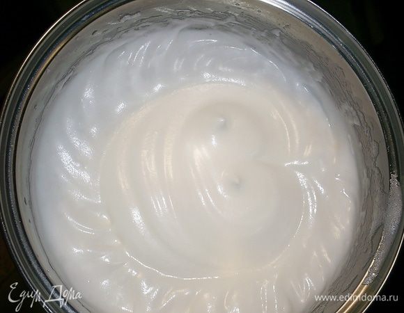 Теперь по одной, не прекращая взбивания, всыпаем по одной три столовые ложки сахара. Набираем их с горкой. Взбиваем снова до твердых пиков.