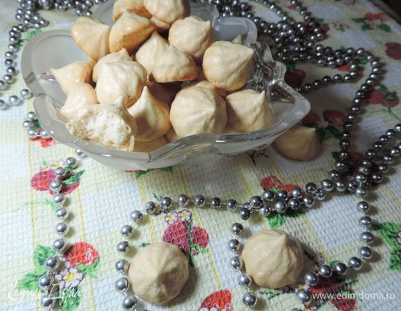 Сушим безе в предварительно разогретой до 120 градусов духовке примерно полчаса. Затем убавляем температуру до 100 градусов и сушим еще минут 40. После выпечки безе остаются мягкими, похожими на сахарную вату. Не беда, так и должно быть! Приоткрываем дверцу духовки и оставляем безе остывать там еще полчаса.
И еще замечу по поводу внешнего вида. Девочки, готовившие его, отмечают, что безе получается кремовым снаружи и белым внутри. Так получается и у меня.
