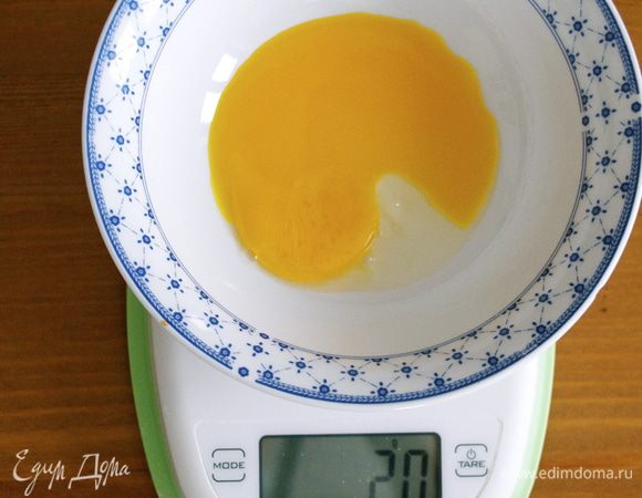 Я делала печенье из половины нормы указанных в ингредиентах продуктов. В любом случае, Вам прийдется "вооружиться" электронными весами. Взвешиваем все ингредиенты, в том числе желтки и яйца! ))) так как я брала половину от всех продуктов, то один целый желток получился как раз на 20 г. А вот 12 г целого яйца...... я просто разбила одно яйцо в чашечку, размешала вилкой и затем отмерила 12-13 г... ))) 