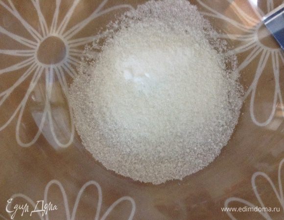 Сахар, соль, соду и оба вида муки насыпать в миску и перемешать. Добавить йогурт (у меня черничный,  можно заменить на кефир).