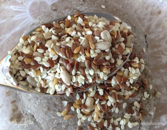 В тесто добавить семечки (кунжут, семена льна, семена подсолнечника).