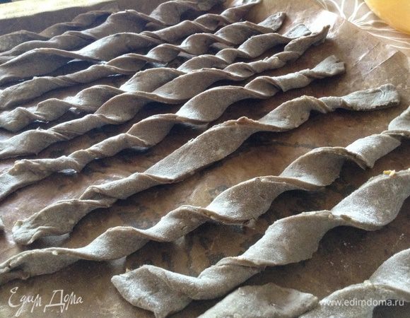 Тесто раскатать и нарезать на полоски. 