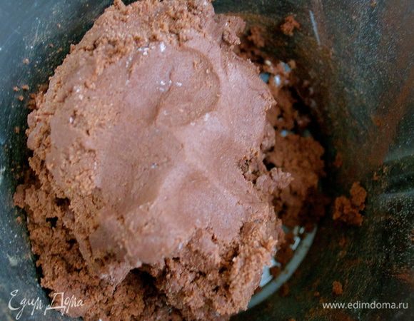 Масло предварительно достать из холодильника. Смешать все ингредиенты; масло, сахарную пудру, яйца, муку и какао-порошок. Можно это сделать в миске, можно в чаше блендера. 