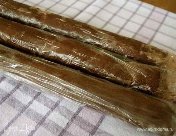 У меня получилось примерно 600 г теста. Разделить тесто на три части (если делаете по полной норме продуктов, то на шесть частей, соответственно) и скатать три "колбаски" (по 200 г) длиной около 40 см. 