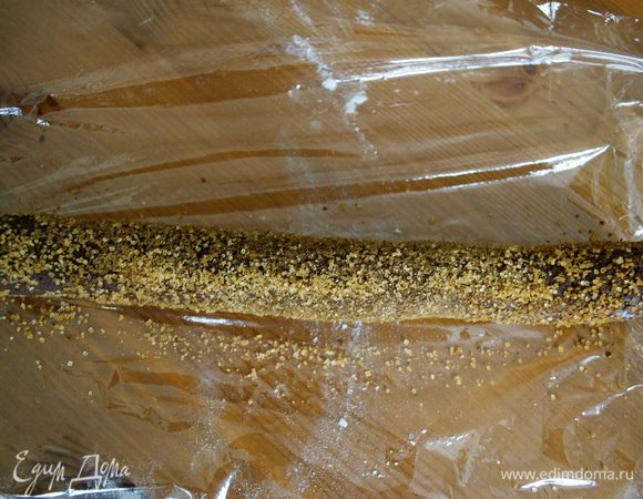 Обвалять в сухой смеси сахара с кофе наши брусочки из теста. После я завернула их в пленку и убрала минут на 25 в холодильник, как раз пока разогревалась духовка. 