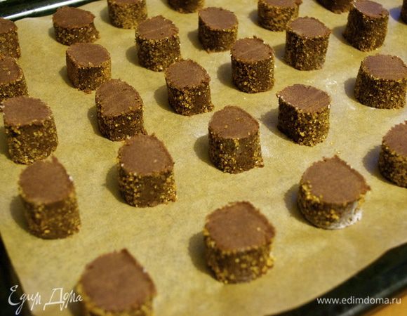 Духовку разогреть до 180 С. Брусочки нарезать на кружочки по 2 см толщиной... Не советую резать тоньше, так как при выпечке они немного осядут и приобретут конусообразную форму. Когда пекла в первый раз, печенье получилось немного тоньше, чем хотелось бы. Так что, 2-2,5 см - не меньше! ))) Выложить на противень и выпекать около 15 минут.