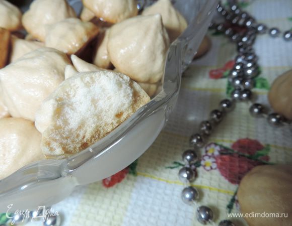 А теперь произошло чудо. Безе абсолютно высохло! Оно буквально звенит при прикосновении к нему. Обратите внимание на структуру.  Оно похоже на высушенную пену.  Зовите бегом дегустаторов и сразу морально готовьтесь к приготовлению следующей порции. Приятного аппетита!!!