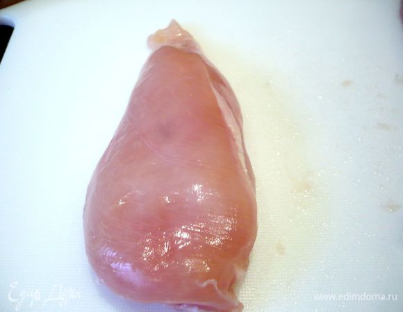Для начала подготовим наше филе. Промоем его и обсушим полотенцем. Затем посолим и поперчим каждый кусочек. Каждое филе будем выкладывать на разделочную доску так, чтобы внутренняя часть оказалась сверху, как показано на фото.