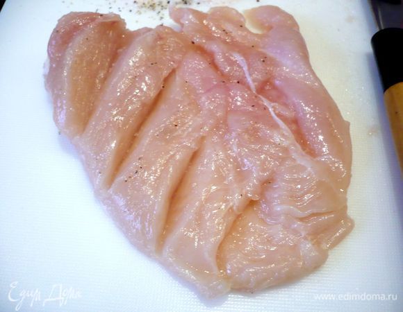 Теперь в неотбитой части сделаем надрезы наискосок через 1 см примерно, у меня в каждом моем небольшом филе получалось сделать не более четырех надрезов. 