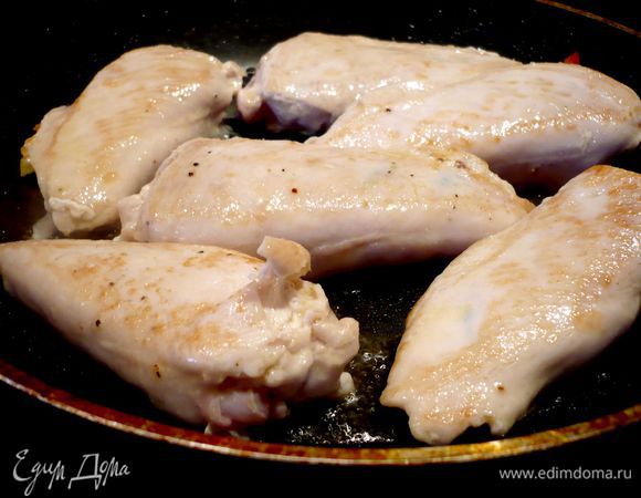 Духовку разогреваем до 160 градусов. На форму для выпечки ставим решетку для гриля, на решетку мы будем класть обжаренное филе. Теперь разогреваем сковороду с оливковым маслом. Обжариваем филе со всех сторон, обжариваем хорошенько, чтобы филе практически проготовилось. Выкладываем его на решетку и убираем в духовку на 20 минут.