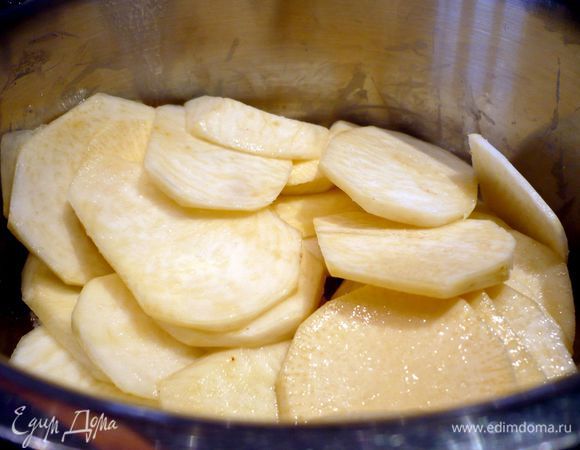 Пока наше филе готовится. Займемся репкой. Очистим ее и нарежем тонкими кольцами. Выложим ломтики репы в сотейник без масла и добавив сахар и соль перемешаем репу и оставим тушиться под крышкой на небольшом огне минут на 6- 8, время от времени перемешивая ее. Затем добавим сливочное масло кусочками. Еще 6 минут потушим под крышкой и введем сливки. Перемешаем.  