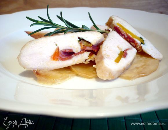 Достаем нашу курицу из духовки, разрезаем ее слегка наискосок так, чтобы разрезы пересекали надрезы, сделанные для начинки, а не оказались параллельны им, так разрез получится красивее и аккуратнее. Выкладываем ломтики курицы на репу и подаем! Прошу к столу!